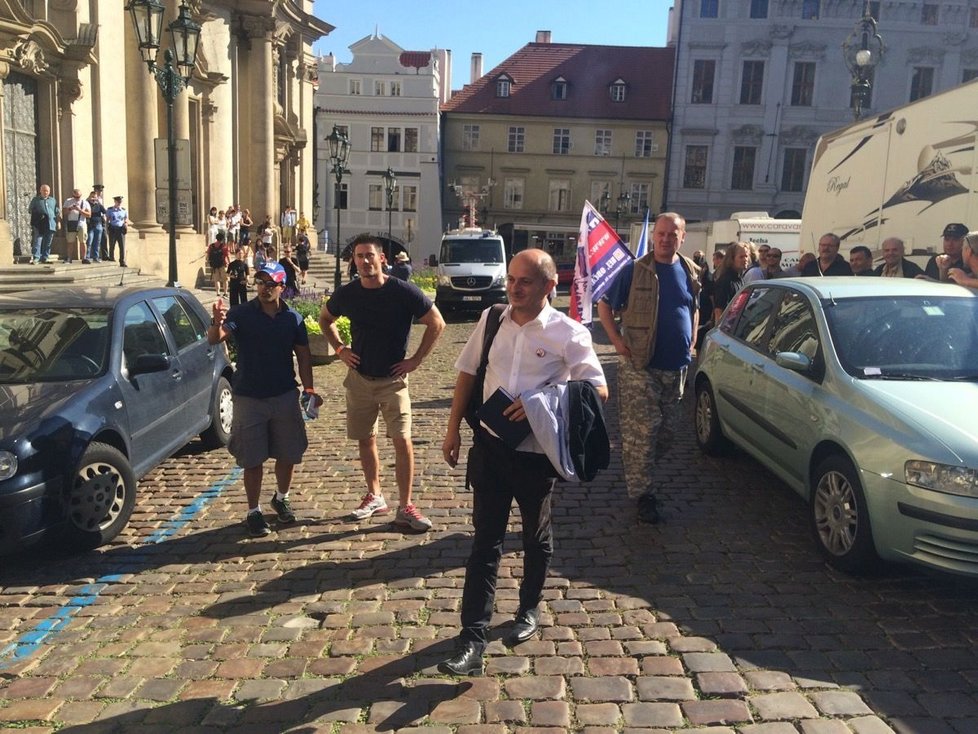 Demonstranty dorazil podpořit i islamofob Martin Konvička.