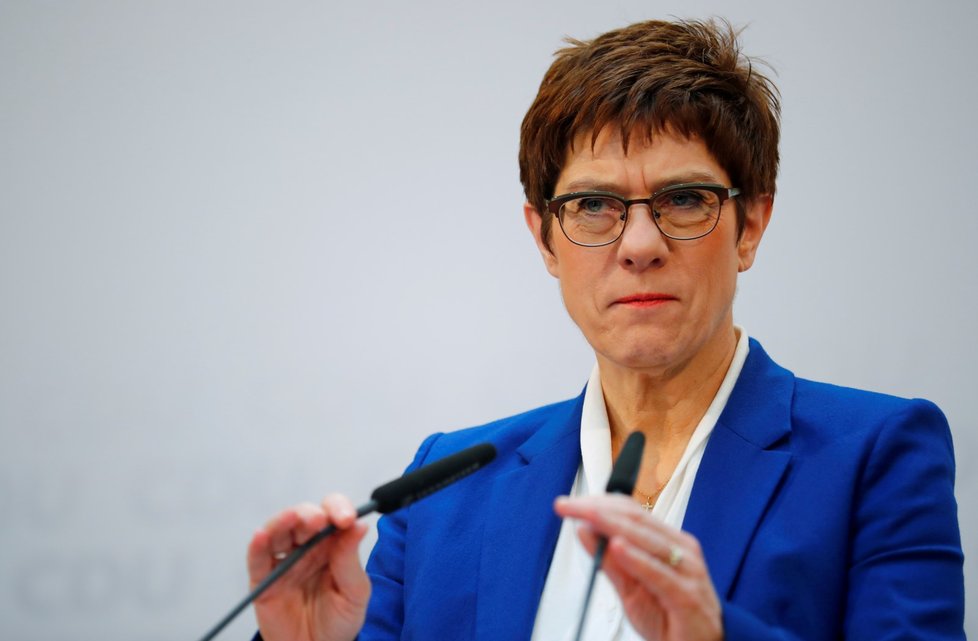 Šéfka vládní Křesťanskodemokratické unie (CDU) Annegret Krampová-Karrenbauerová rezignuje. Nejde jen o její selhání, ale též o selhání kancléřky Angely Merkelové, jejíž éra se blíží ke konci