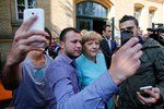 Migranti z Iráku a Sýrie se fotili s německou kancléřkou Angelou Merkelovou v září 2015. O tři roky později země 20 tisíc azylantů deportovala. (Ilustrační foto)