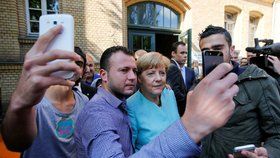 Migranti z Iráku a Sýrie se fotili s německou kancléřkou Angelou Merkelovou v září 2015. O tři roky později země 20 tisíc azylantů deportovala. (Ilustrační foto)
