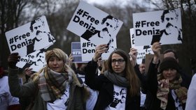 V Berlíně za propuštění demonstrovalo asi 300 lidí.