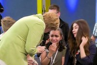 Uprchlická dívka se rozplakala před Merkelovou. Kancléřka ji marně tišila