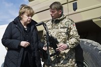Cameron a Obama: Hledají teroristy v moři a na greenu, Merkelová míří do Kyjeva