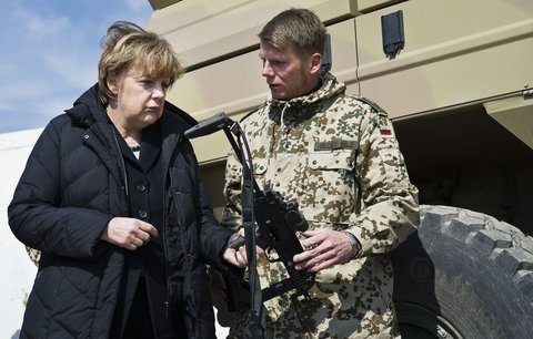 Cameron a Obama: Hledají teroristy v moři a na greenu, Merkelová míří do Kyjeva