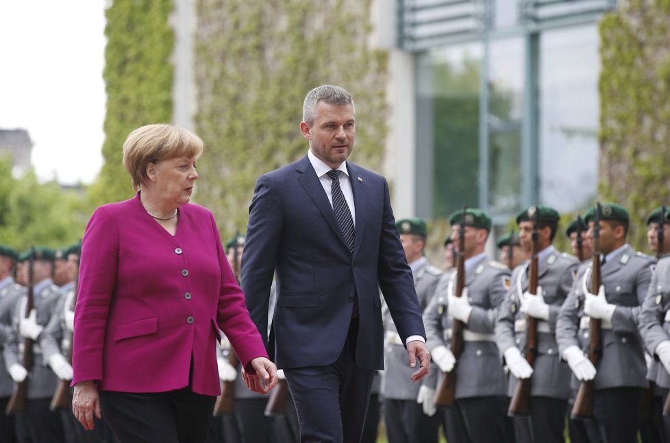 Merkelová se setkala s Pellegrinim. Německá kancléřka očekává, že Slovensko udělá všechno pro to, aby se vyřešila vražda novináře Jána Kuciaka a jeho partnerky