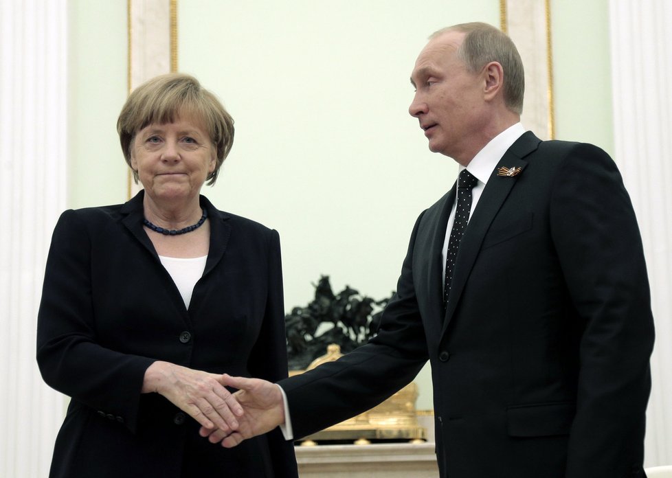 Německá kancléřka Angela Merkel jednala s ruským prezidentem Vladimirem Putinem.