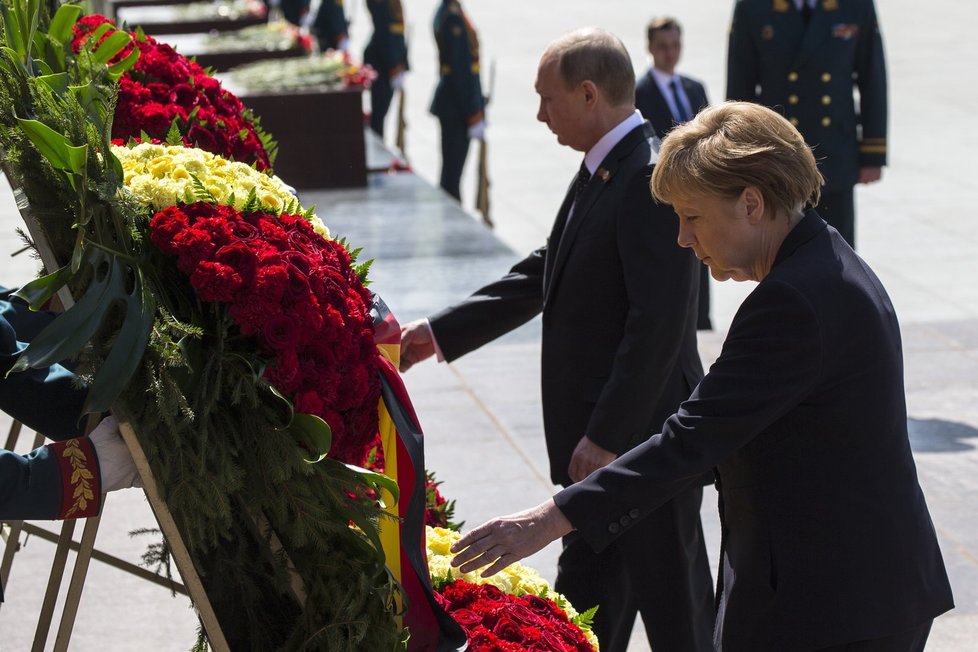 Kancléřka spolu s Putinem položila u příležitosti 70. výročí konce druhé světové války věnec u hrobu Neznámého vojína.