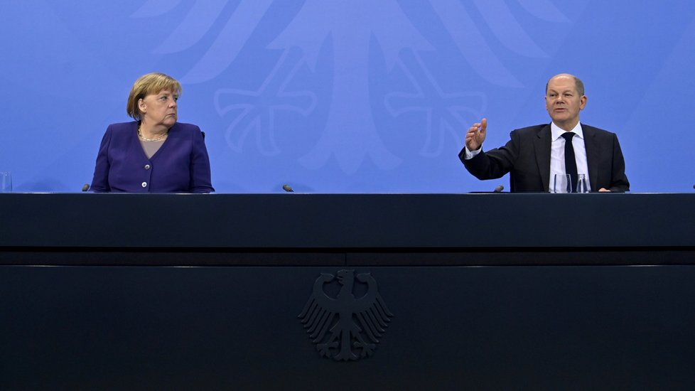 Německá kancléřka Angela Merkelová a její nástupce Olaf Scholz