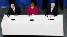Zleva Olaf Scholz (SPD), Angela Merkelová (CDU) a Horst Seehofer (CSU) při podposu koaliční smlouvy 12. března 2018.