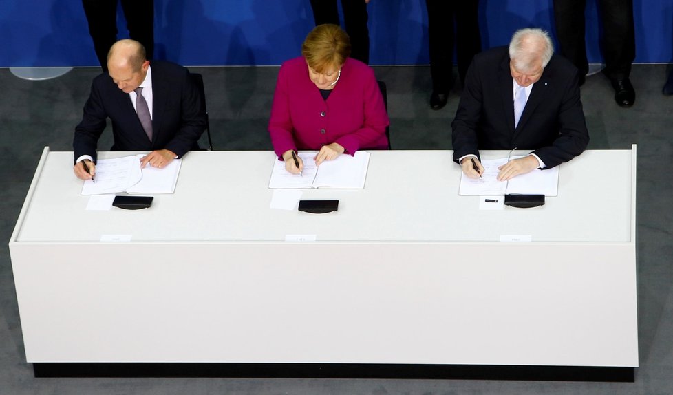 Zleva Olaf Scholz (SPD), Angela Merkelová (CDU) a Horst Seehofer (CSU) při podpisu koaliční smlouvy 12. března 2018.