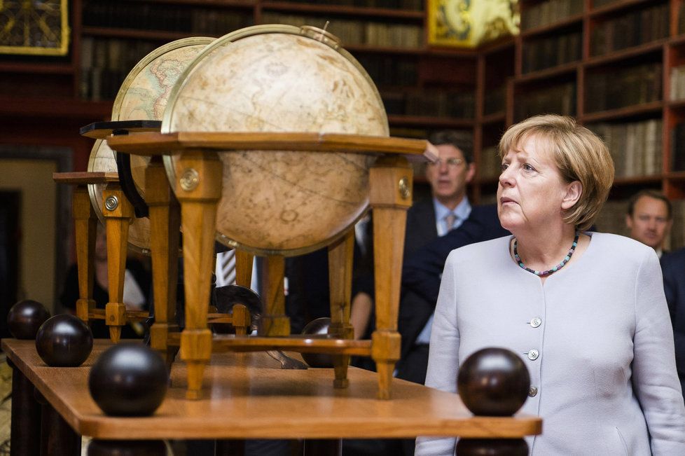 Německá kancléřka Angela Merkelová si prohlédla 25. srpna knihovnu Strahovského kláštera v Praze.