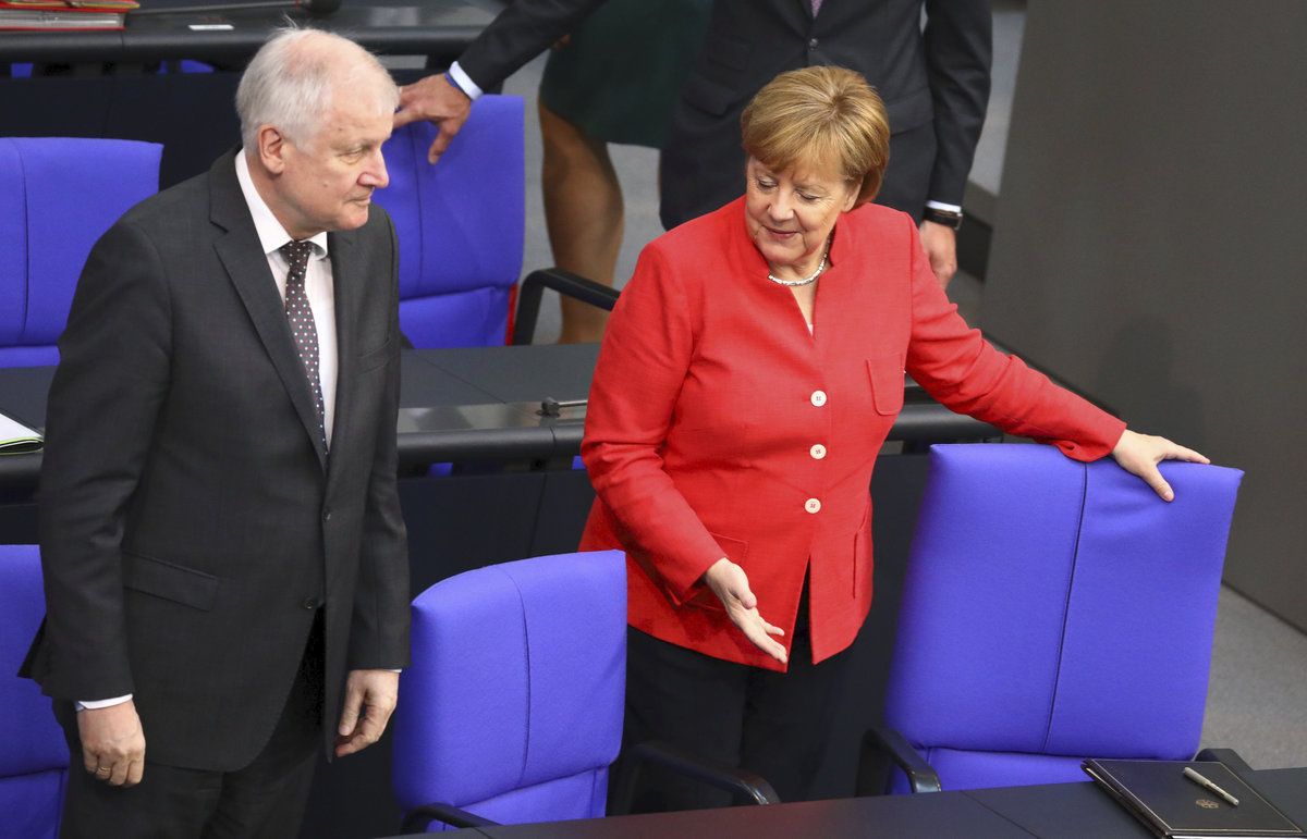 Kancléřka Angela Merkelové (63, CDU) spolu se spolkovým ministrem vnitra Horstem Seehoferem (69, CSU).