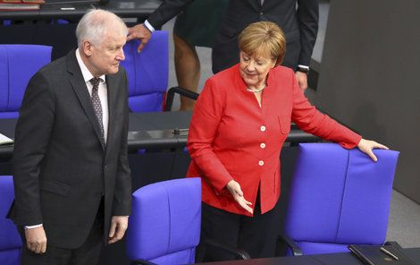 Kancléřka Angela Merkelové (63, CDU) spolu se spolkovým ministrem vnitra Horstem Seehoferem (69, CSU).  