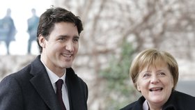 Německá kancléřka Angela Merkel po boku kanadského premiéra neudržela vážnou tvář.