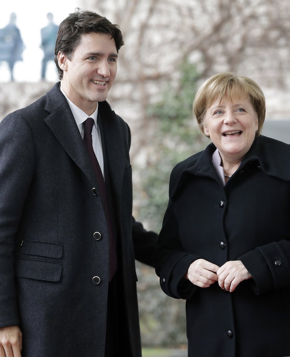 Německá kancléřka Angela Merkelová po boku kanadského premiéra neudržela vážnou tvář.