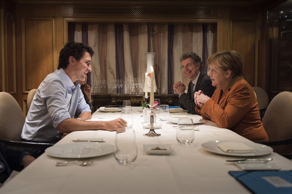 Při společné večeři mohla kancléřka na premiérovi oči nechat.