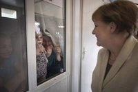 Merkelová mezi uprchlíky: Turecko předvedlo „vypulírovaný“ tábor