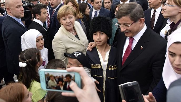 Merkelová navštívila uprchlický tábor. S premiérem Turecka řešila dohodu