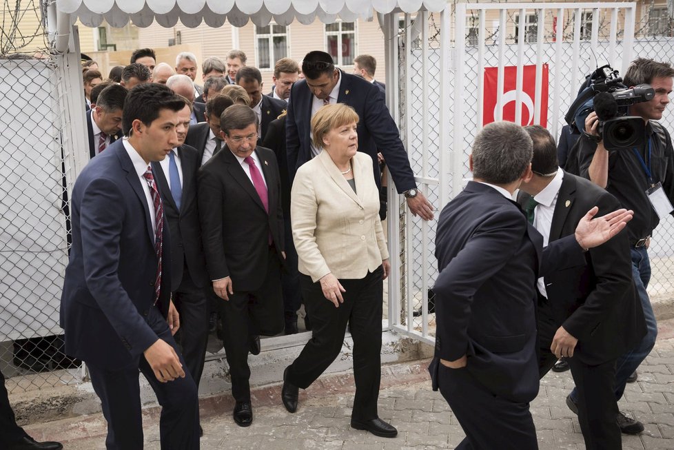 Merkelová navštívila uprchlický tábor. S premiérem Turecka řešila dohodu