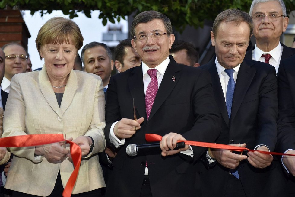 Merkelová navštívila uprchlický tábor. S premiérem Turecka řešila dohodu.