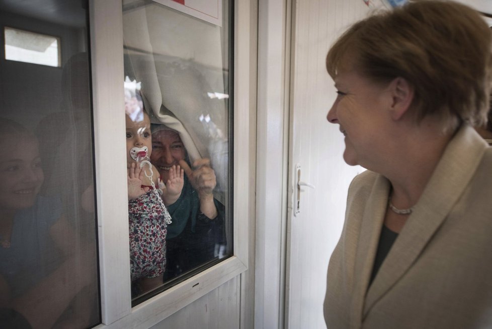 Angela Merkelová navštívila uprchlický tábor v Turecku. S premiérem Turecka řešila dohodu