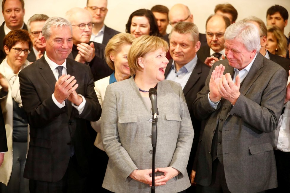 Angele Merkelové se nepodařilo domluvit po německých volbách takzvanou Jamajku. Jednání ukončila FPD. Zelení a CDU/CSU stranu zkritizovali, že nepočkaly na společné prohlášení. Německo nejspíš čekají další volby