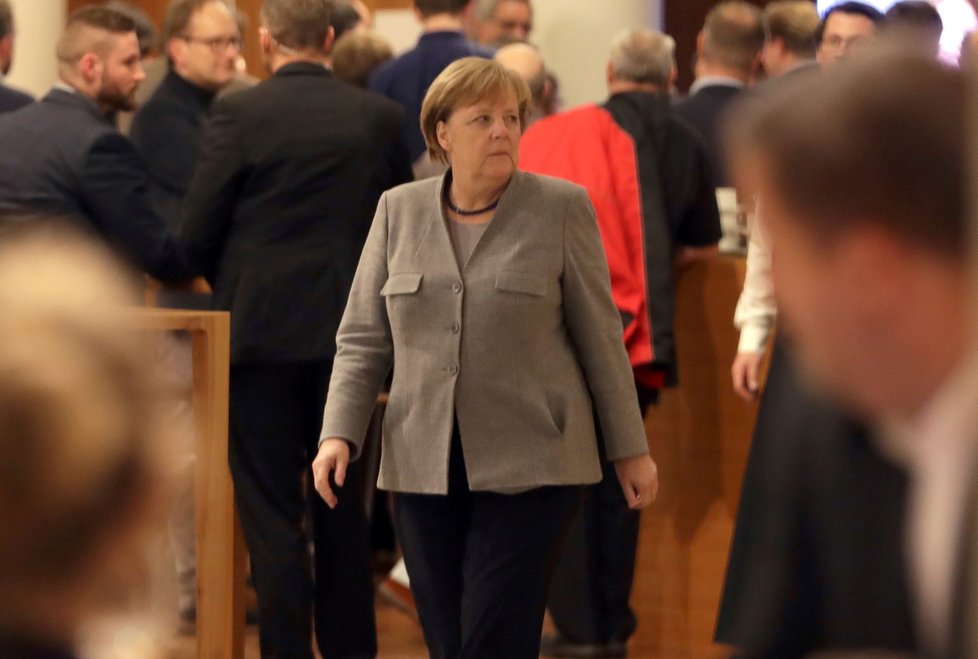 Angele Merkelové se nepodařilo domluvit po německých volbách takzvanou Jamajku. Jednání ukončila FPD. Zelení a CDU/CSU stranu zkritizovali, že nepočkaly na společné prohlášení. Německo nejspíš čekají další volby