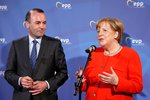 Angela Merkelová vystoupila na konferenci Evropské lidové strany v Mnichově. Na snímkus s šéfem frakce Manfredem Weberem. (6.6.2018)