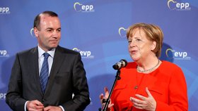 Angela Merkelová vystoupila na konferenci Evropské lidové strany v Mnichově. Na snímkus s šéfem frakce Manfredem Weberem. (6.6.2018)