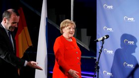 Angela Merkelová vystoupila na konferenci Evropské lidové strany v Mnichově. Na snímkus e šéfem frakce Manfredem Weberem. (6.6.2018)