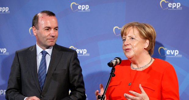 Oblíbenec roztřesené Merkelové „ostrouhal“. Weber šéfem Evropské komise nebude