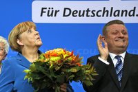 Je to super výsledek, prohlásila Merkelová. Vyhrála volby v Německu a dostala kytku