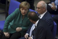 Merkelová vstřebává velkou porážku. Nedostala svého člověka na post šéfa poslanců