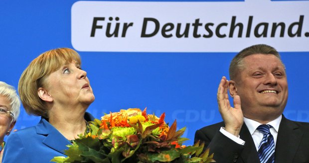 Dnešní parlamentní volby v Německu skončily přesvědčivým vítězstvím konzervativců (CDU/CSU) kancléřky Angely Merkelové. 