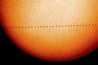 Kosmická rarita přivábila i Čechy. Planeta Merkur zakrývá kus Slunce
