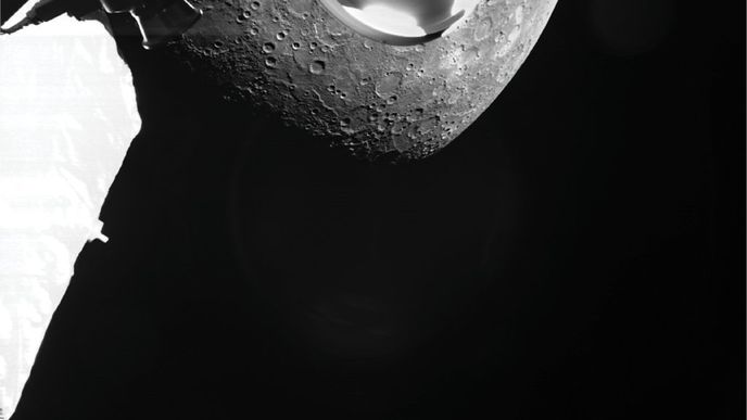 Evropsko-japonská sonda BepiColombo poslala své první fotky Merkuru
