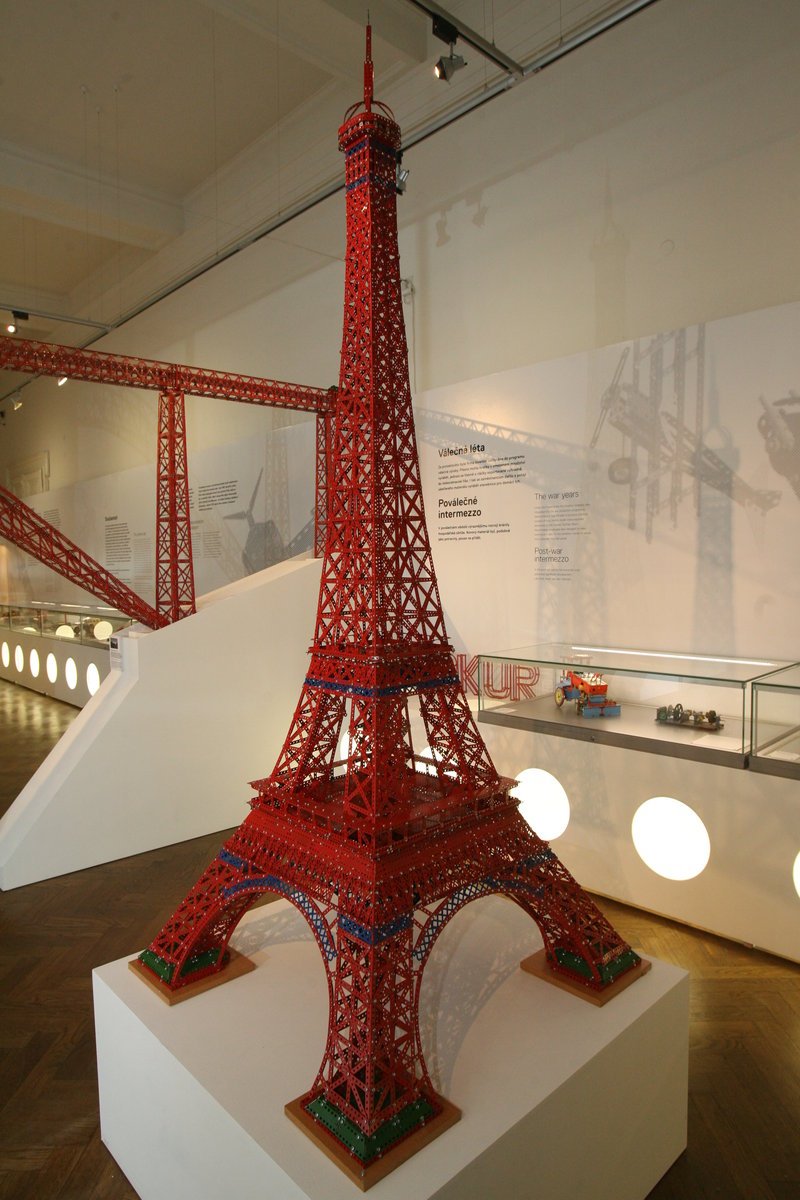 Výlet do Paříže. Součástí výstavy je i skoro 3 metry vysoký model Eiffelovy věže - Na návštěvníky doslova dýchne duch Paříže.