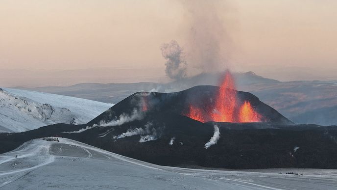 Strombolský typ erupce vytvářející malý sypaný kužel během sopečné erupce sopky Eyjafjallajökull na Islandu v roce 2010