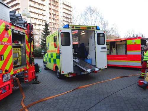 Při převozu pacienta, u něhož je podezření na smrtelnou nákazu MERS, asistovali i hasiči ve speciálních oblecích.