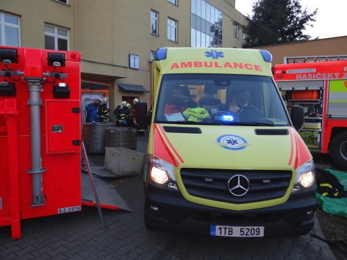 Při převozu pacienta, u něhož je podezření na smrtelnou nákazu MERS, asistovali i hasiči ve speciálních oblecích.