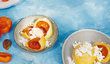 Zapátrejte v babiččiných receptech a připravte dokonalé tvarohové knedlíky s nakyslými meruňkami s hromadou nastrouhaného tvarohu, cukru a voňavého másla