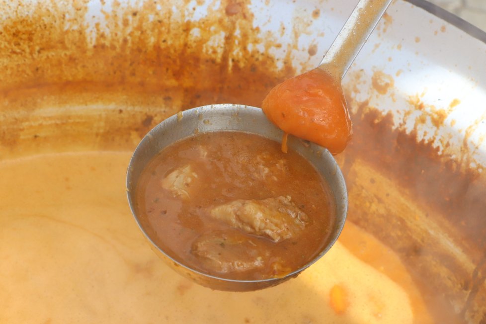 Meruňkový guláš obsahuje meruňkové pyré i kousky meruněk.