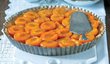 Glazovaný meruňkový koláč z křehkého ořechového těsta je skutečnou delikatesou