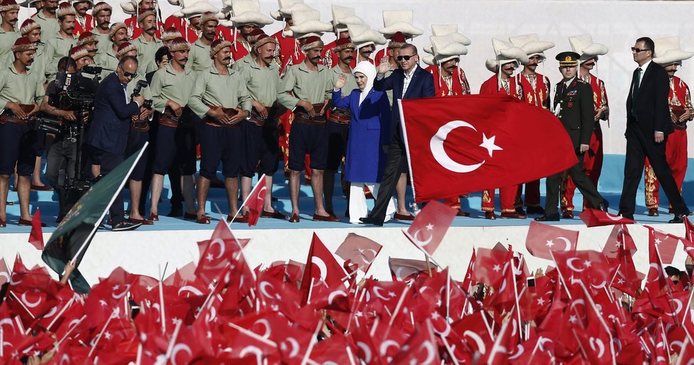 Erdogan trestá miss Turecka: Modelka odsouzena za urážku prezidenta.