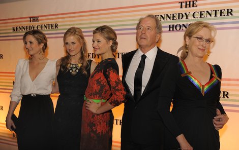 Dcery jako by slavné mámě z oka vypadly! Vedle nich hrdí rodiče Don Gummer a Meryl Streep.