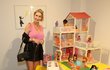 Dominika Mesarošová na výstavě panenek Barbie.