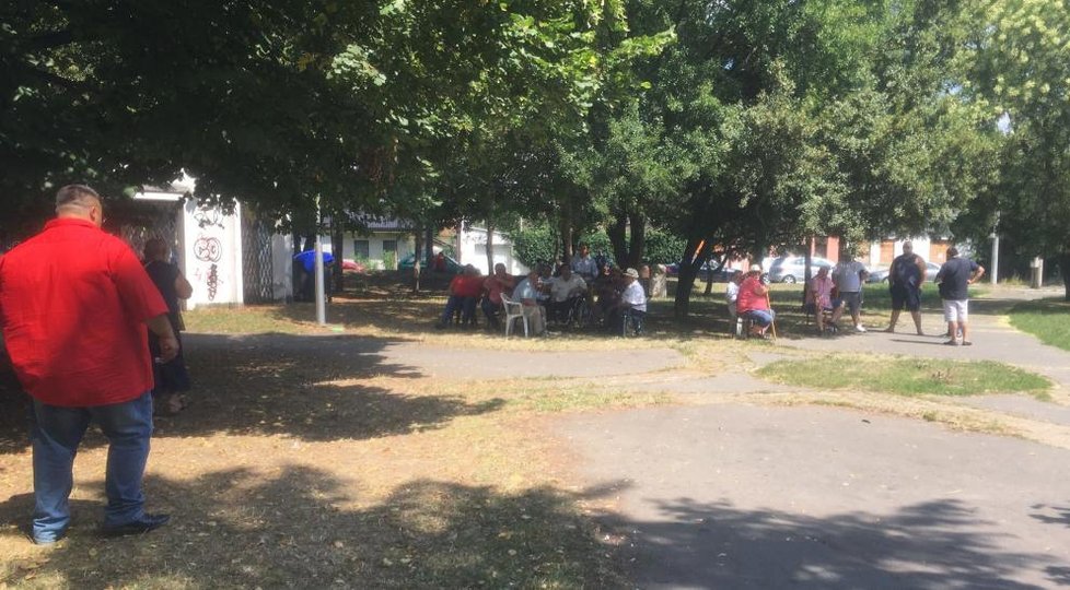 Romové se shromažďují v parku v Piešťanech.