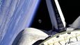 Měsíc a země při pohledu přes záď raketoplánu Discovery