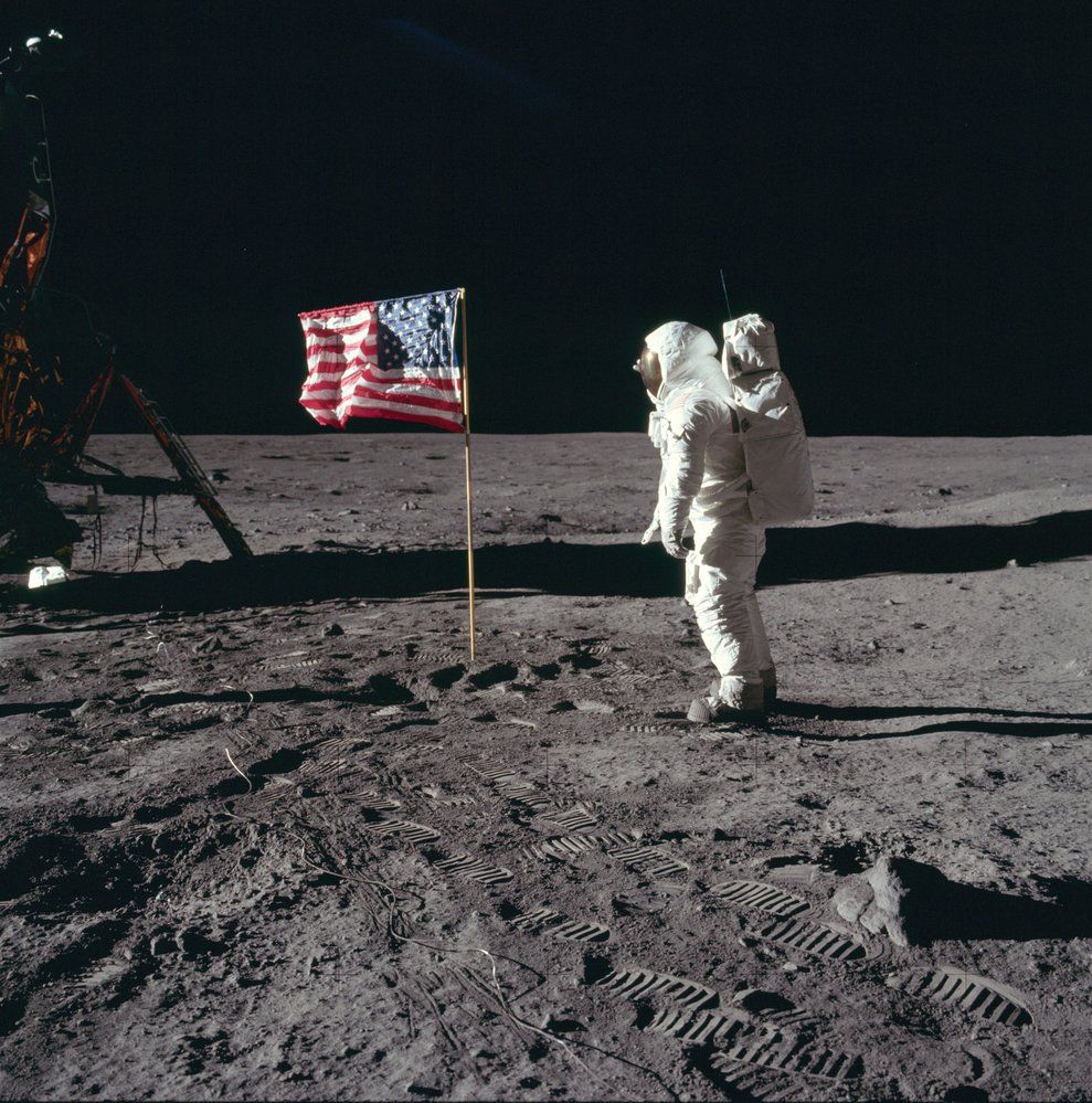 Astronaut Edwin &#34;Buzz&#34; Aldrin pózuje u vlajky Spojených států, kterou s Neilem Armstrongem vztyčili na Měsíci. Při odletu však tlak motorů vlajku porazil