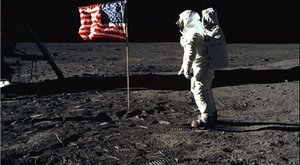 Záhadné fotografie: Přistáli Američané vůbec na Měsíci?